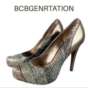 BCBGeneration sz 9 Paeyton leather snakeprint platform pumps